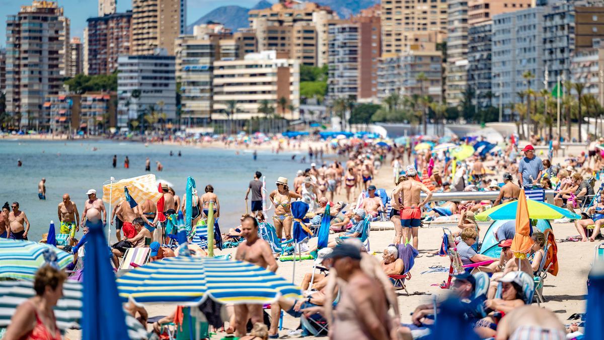 La playa de Poniente de Benidorm llena de bañistas.