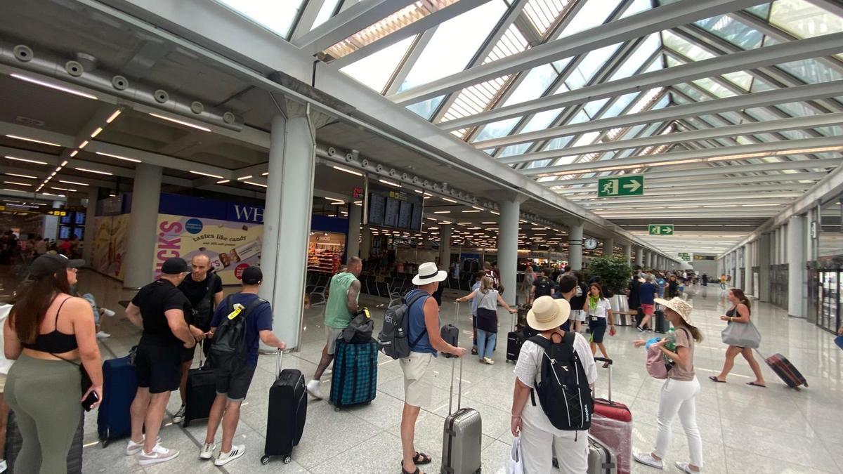Pasajeros en el aeropuerto de Palma