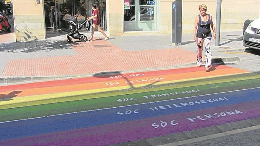 Vinaròs pinta un paso de cebra arcoíris por el día del orgullo gay