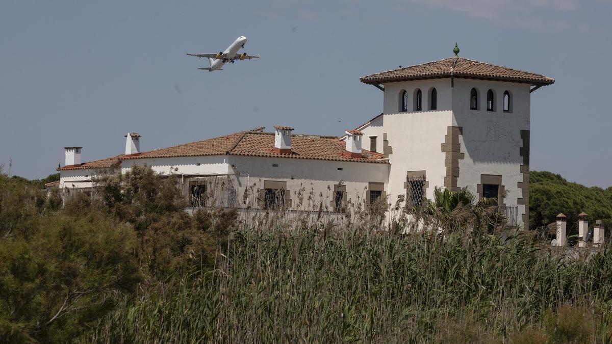 El Prat 09/06/2021 Sociedad. Proyecto de ampliación del aeropuerto del Prat. Visita a la zona que quedaría afectada por la ampliación de la tercera pista del aeropuerto en la zona de la Ricarda Foto de Ferran Nadeu