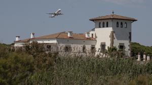 El Prat 09/06/2021 Sociedad. Proyecto de ampliación del aeropuerto del Prat. Visita a la zona que quedaría afectada por la ampliación de la tercera pista del aeropuerto en la zona de la Ricarda Foto de Ferran Nadeu