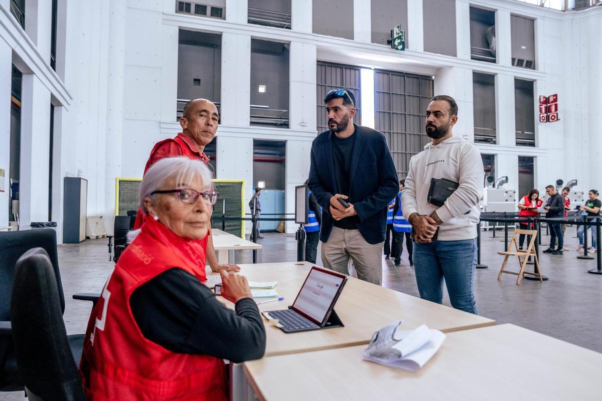 Primer día de asesoramiento para la regularización extraordinaria en la Fira de Montjuïc