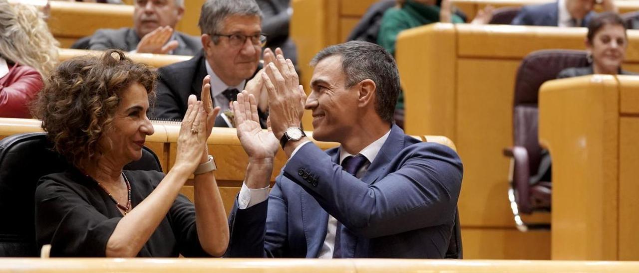 El presidente del Gobierno, Pedro Sánchez, y la vicepresidenta primera, María Jesús Montero, tras la votación de los decretos el pasado miércoles.