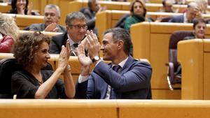 El presidente del Gobierno, Pedro Sánchez, y la vicepresidenta primera, María Jesús Montero, tras la votación de los decretos el pasado miércoles.