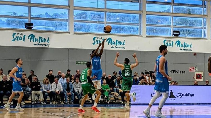 Una noche frágil del Cáceres en Ibiza sella su adiós al 'playoff' ante el Sant Antoni