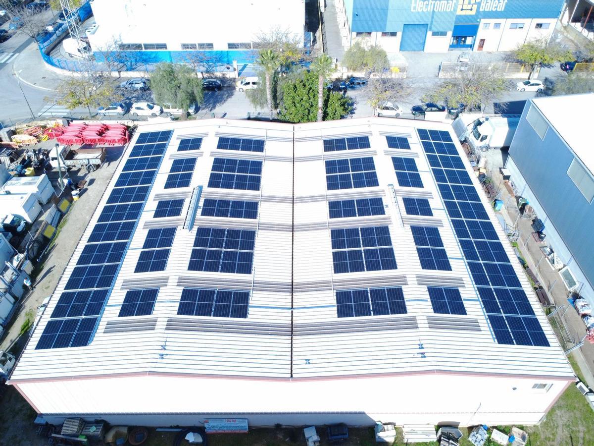 Placas solares sobre un edificio municipal de Inca.