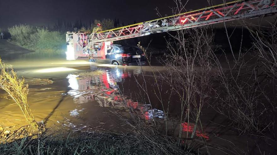 Els Bombers durant el rescat al riu Manol al seu pas pel Far d'Empordà.