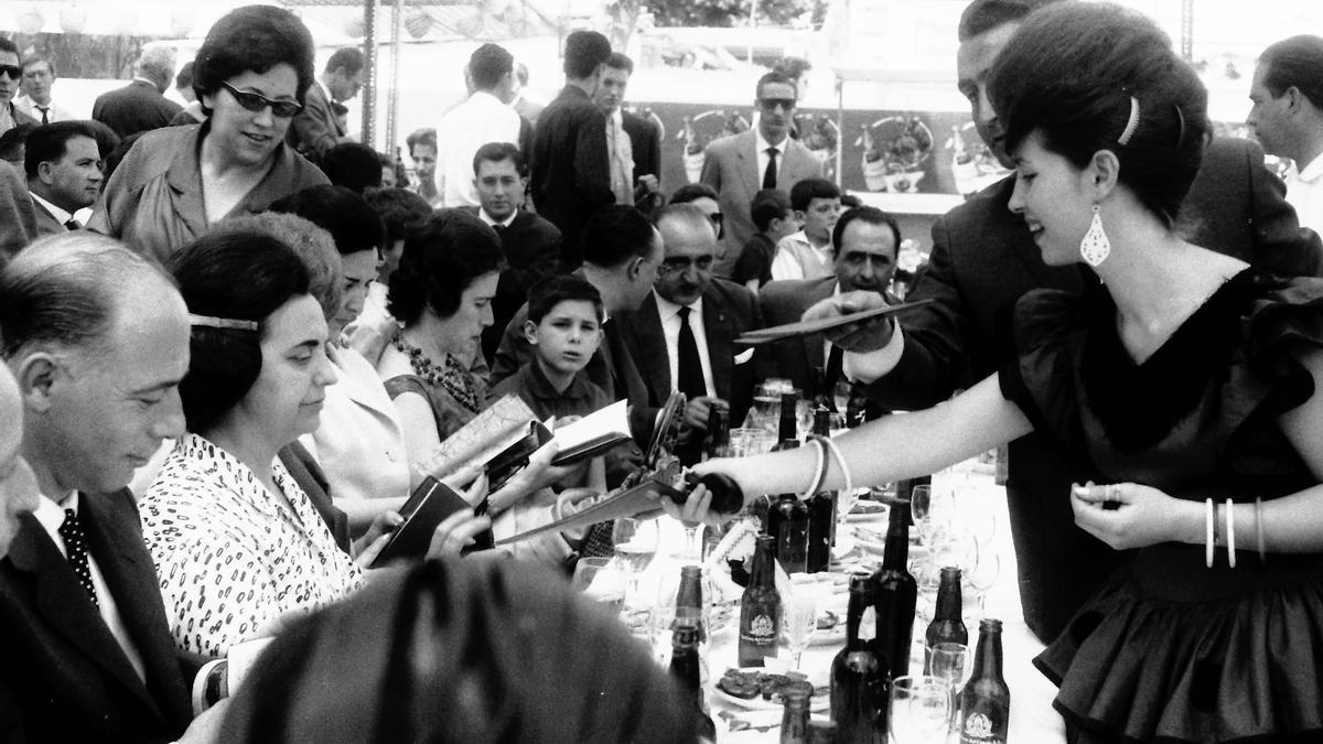 Cordobeses en una caseta durante la Feria de 1963.