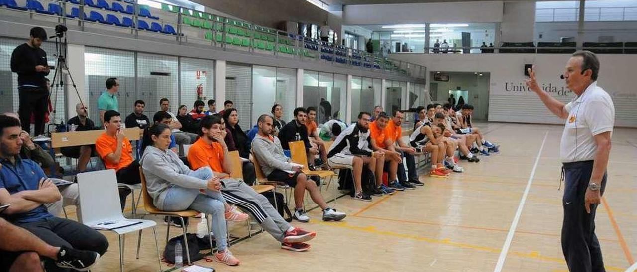 Aíto García Reneses, en plena charla, ayer, ante los entrenadores asistentes al campus. // Jesús Regal