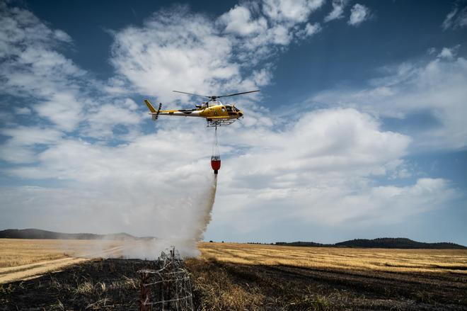 Fotogalería | Incendio de pastos cerca de la pedanía cacereña de Valdesalor