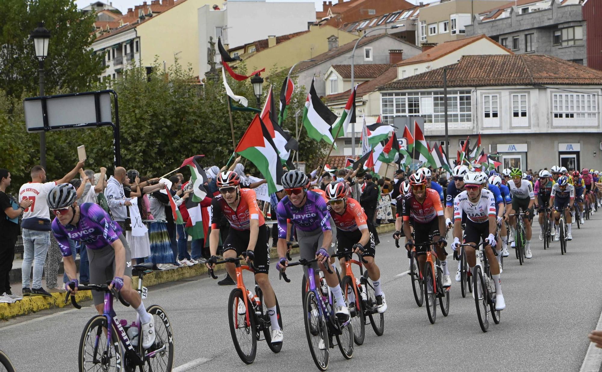 Concentraciones contra el equipo de Israel por el genocidio en Gaza durante el paso de La Vuelta por Pontevedra