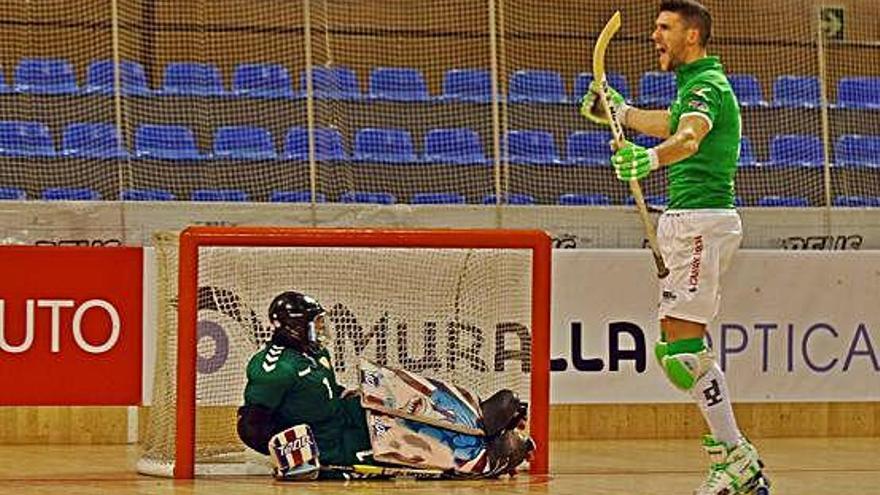 Sergi Miras, autor de dos gols de penal, celebra la consecució del 4-1 davant de la impotència d&#039;Elagi Deitg