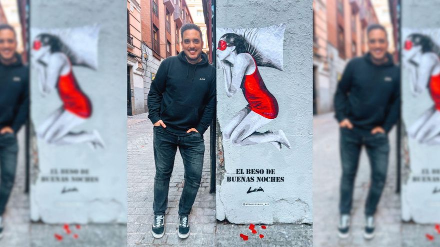 El tinerfeño Alberto León conquista el centro de Madrid para reivindicar el beso de buenas noches