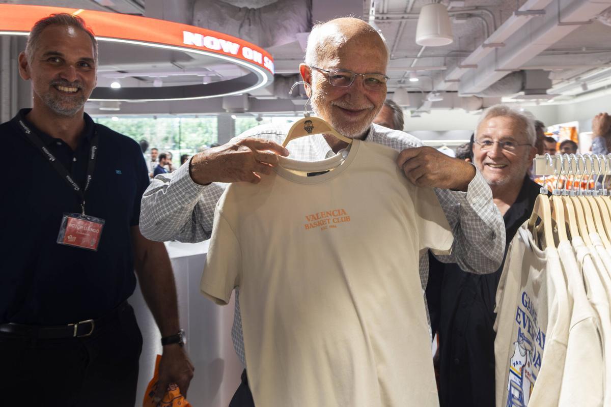 VLC. SPD. Valencia. Inauguracion de la nueva tienda de Valencia Basket en el Roig Arena con la presencia del director general de Valencia Basket, Enric Carbonell, así como de la responsable de negocio de nuestro Club, Merche Añón, y el presidente de hummel, José García, acompañados por los jugadores de las plantillas profesionales taronja Queralt Casas y Nate Reuvers. También fue Juan Roig