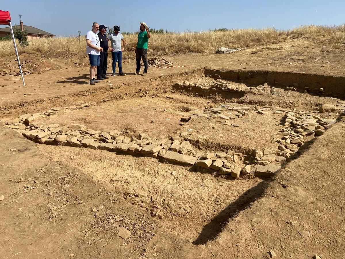 Autoridades visitan las excavaciones en una campaña anterior.