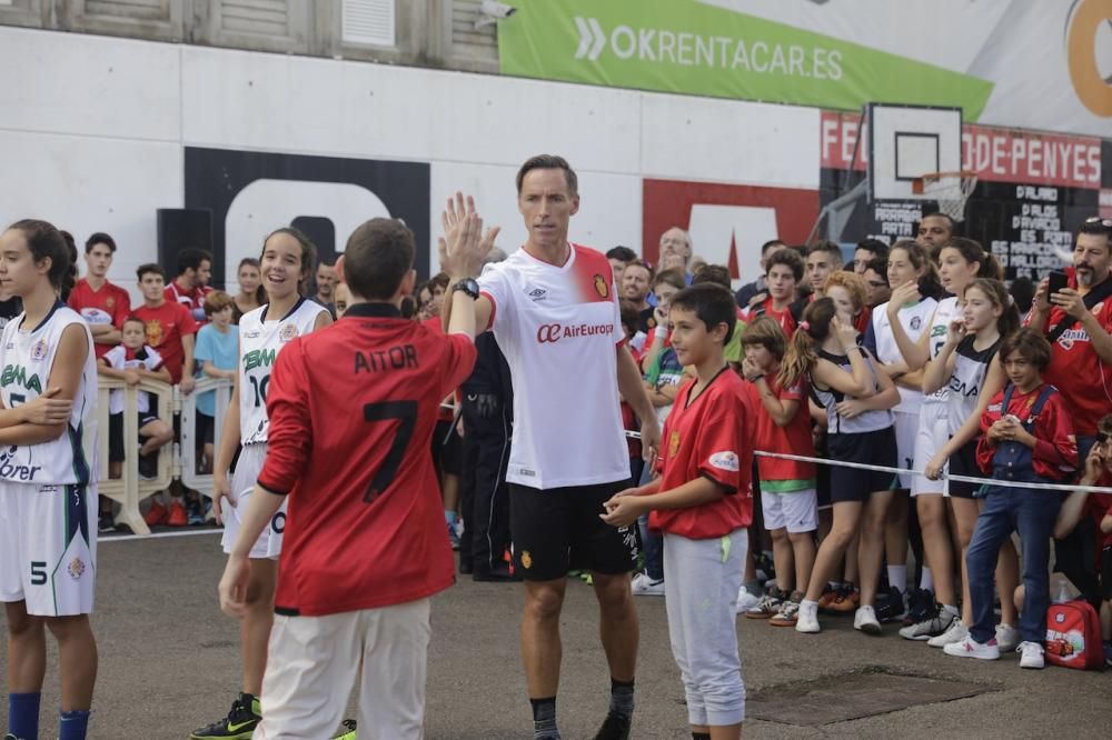 Fußballfans des RCD Mallorca hatten vor dem Spiel gegen Alcorcón am Sonntag (23.10.) Gelegenheit, zusammen mit dem Ex-NBA-Profi Steve Nash eine Runde Basketball spielen. Der Kanadier ist Aktionär beim Zweitligisten und will den Klub mit der Aktion unterstützen.