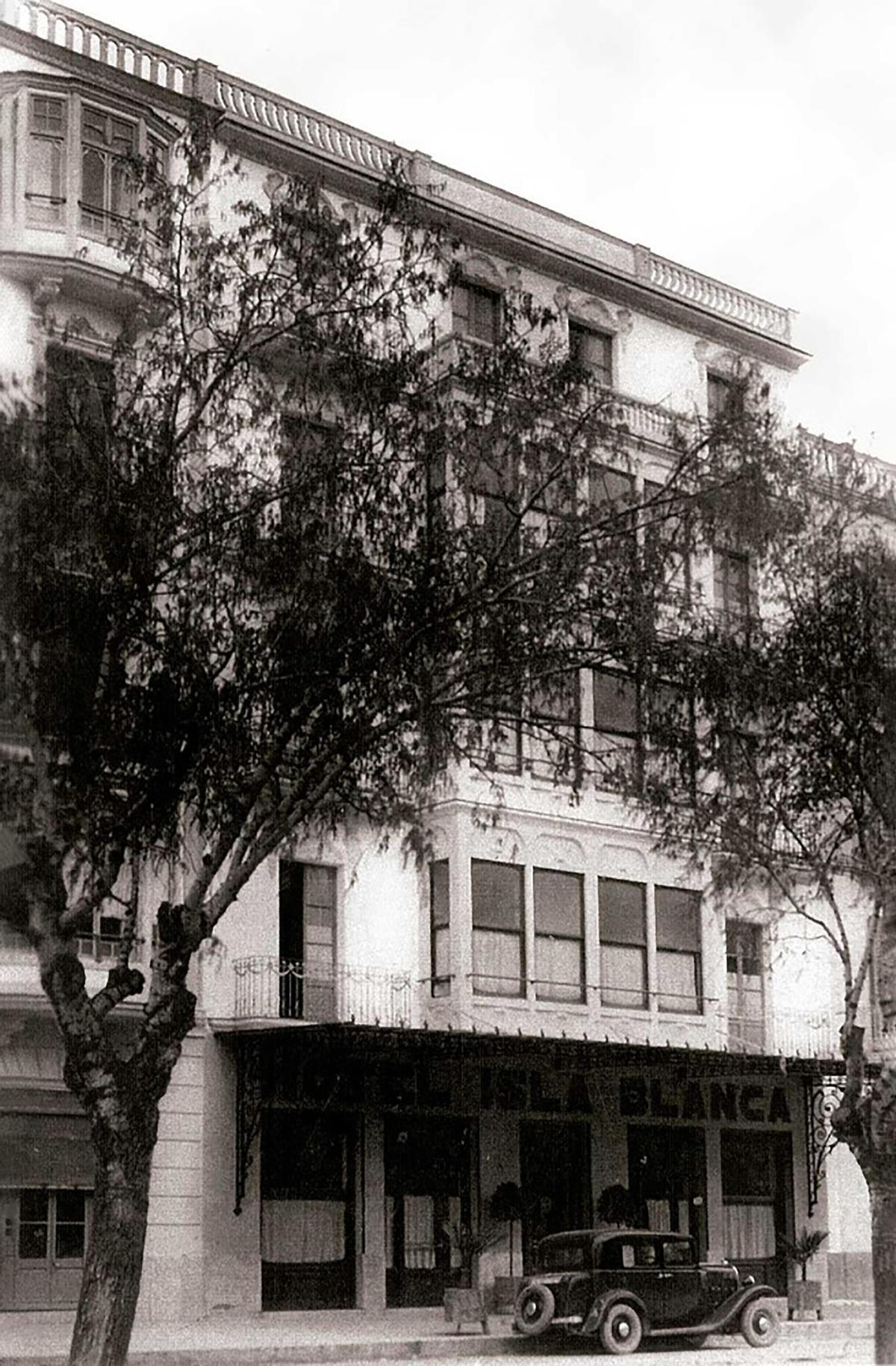 L’Hotel Isla Blanca. El 1947 els baixos de l’edifici foren adquirits per la societat cultural i recreativa Ebusus. Durant anys, acollí l’Institut d’Estudis Eivissencs.