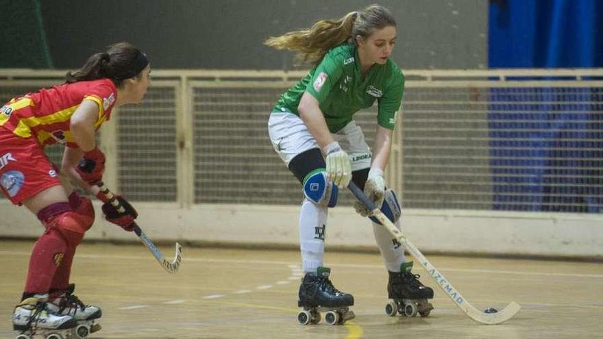 María Castelo, defendida por una jugadora del Manlleu en el partido disputado ayer en Elviña II.