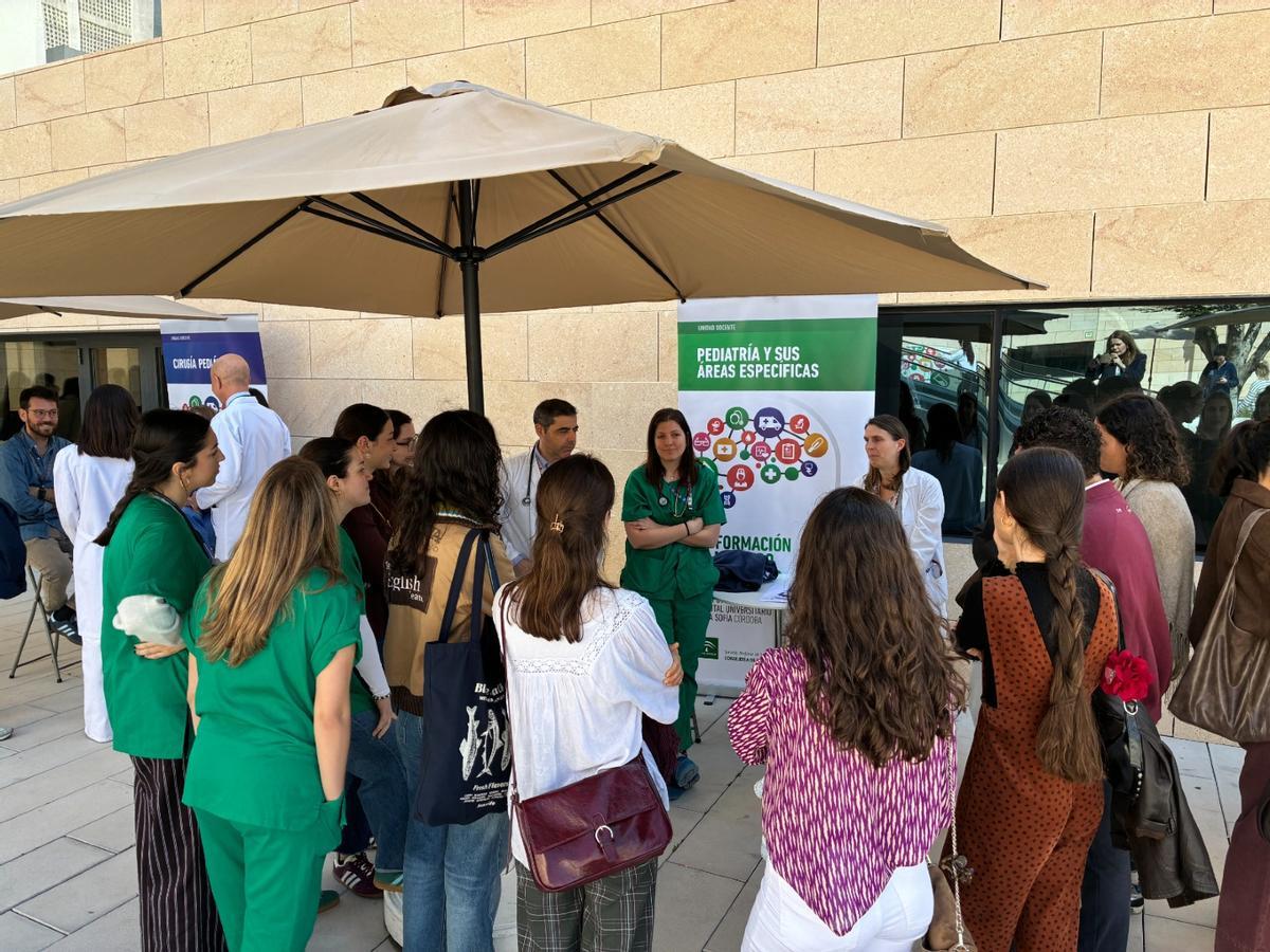 Asistentes este 2025 a la jornada de puertas abiertas que cada año organiza el hospital Reina Sofía para dar a conocer sus especialidades a los futuros residentes.