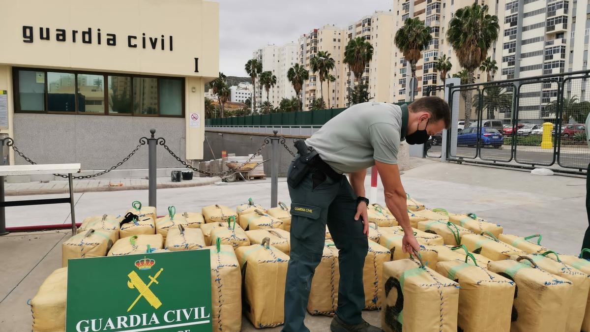 La Guardia Civil intercepta una embarcación en San Felipe con 1.600 kilogramos de hachís