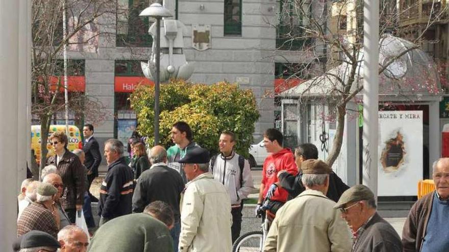 Grupos de jubilados, en la plaza de La Marina.