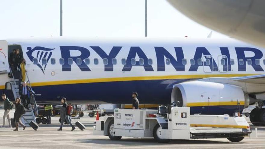 Pasajeros de Ryanair, subiendo a un avión en el aeropuerto de Manises.