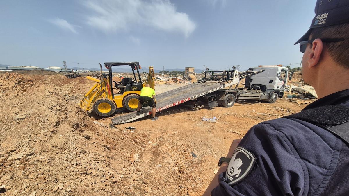 Una grúa retira la retroexcavadora intervenida por la Policía Local en Son Banya.