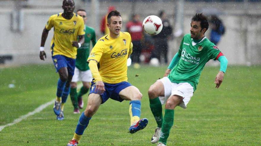 El delantero ovetense Carlos Álvarez (izq.) controla el balón defendiendo la elástica del Cádiz, donde militó hace dos cursos.