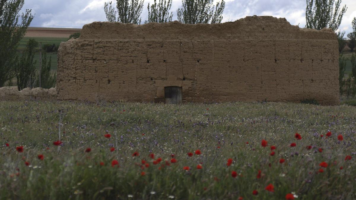 Una pared de adobe en Pobladura de Valderaduey