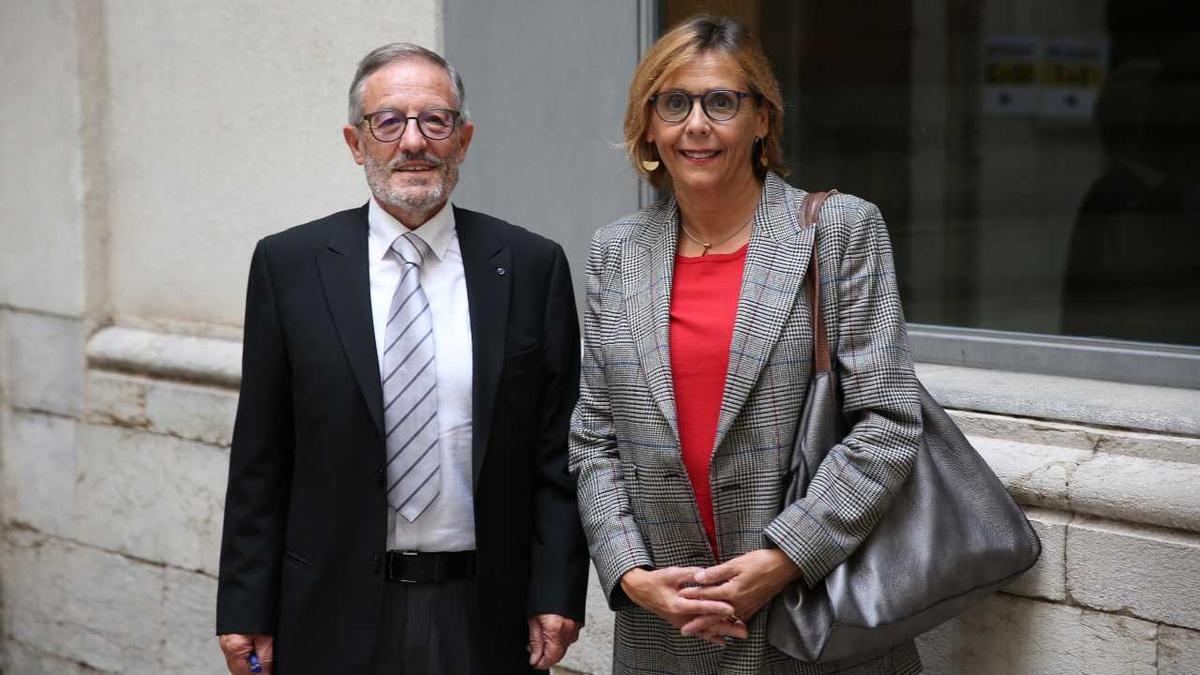 El defensor del ciutadà de Girona sortint, Ramon Llorente, amb la defensora entrant, Marta Alsina