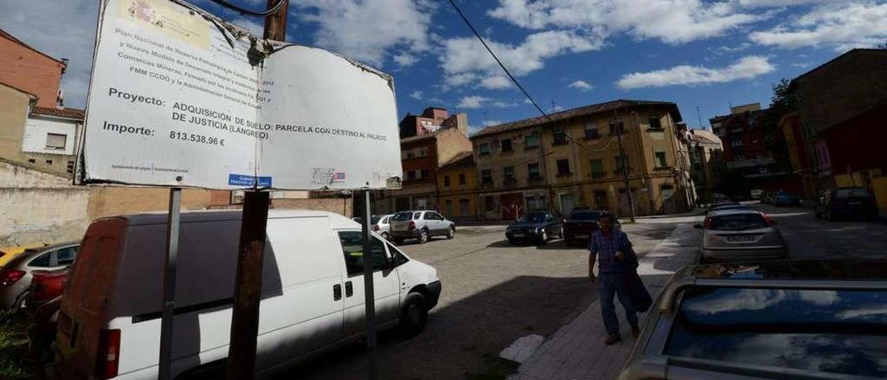 La parcela en la que se pretende hacer el Palacio de Justicia de Langreo, en la zona de La Nalona de Sama.