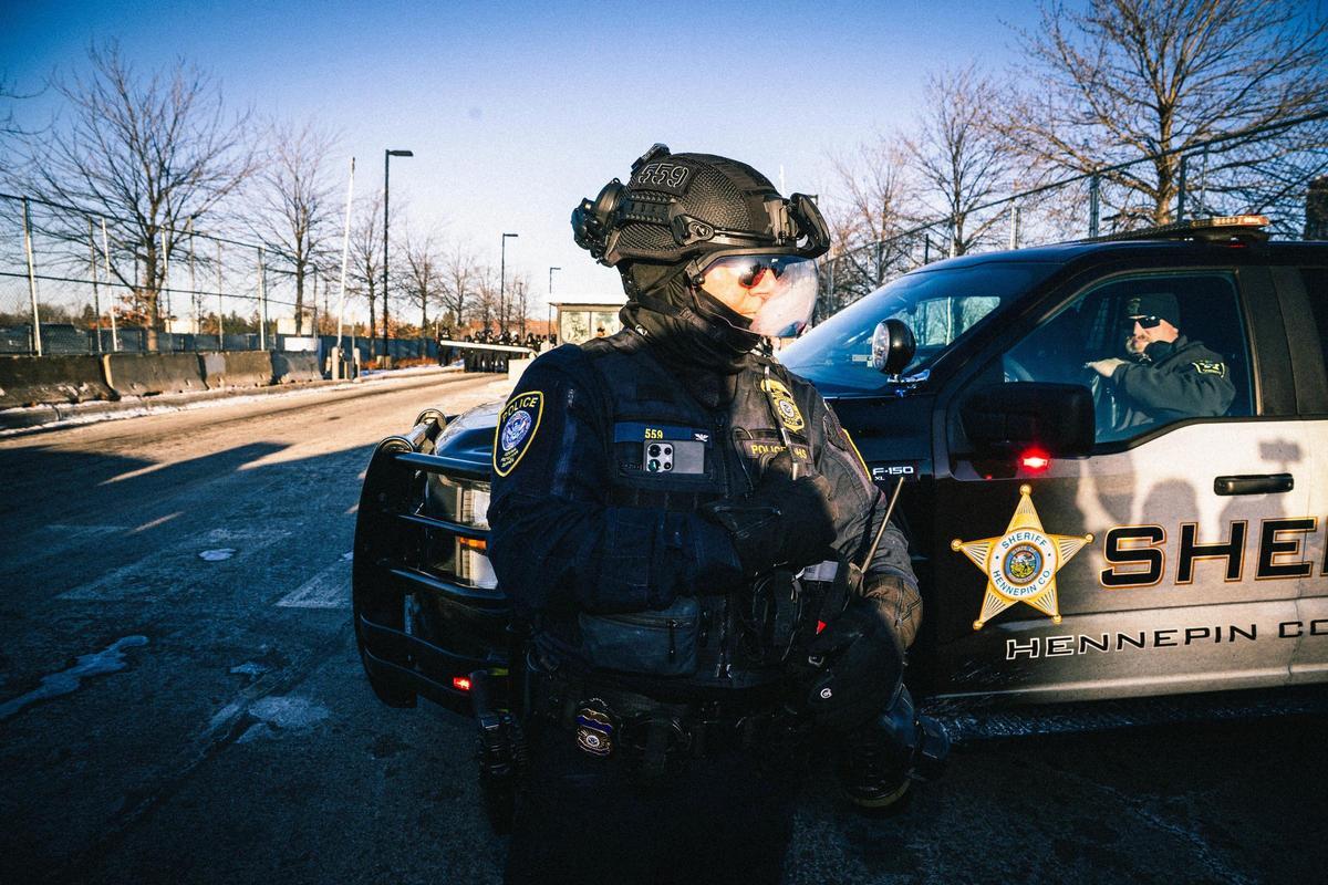 Agente federal en protestas contra el ICE en Minneapolis.