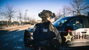 Agente federal en protestas contra el ICE en Minneapolis.