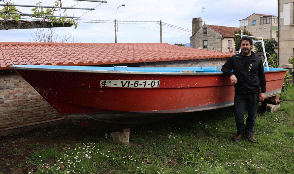 Francisco, uno de los pescadores que ha tenido que 
“aparcar” su barco en casa tras la regularización.  // A. V.