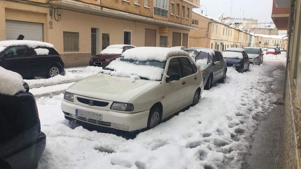 Coches nevados en las calles de Requena, esta mañana.