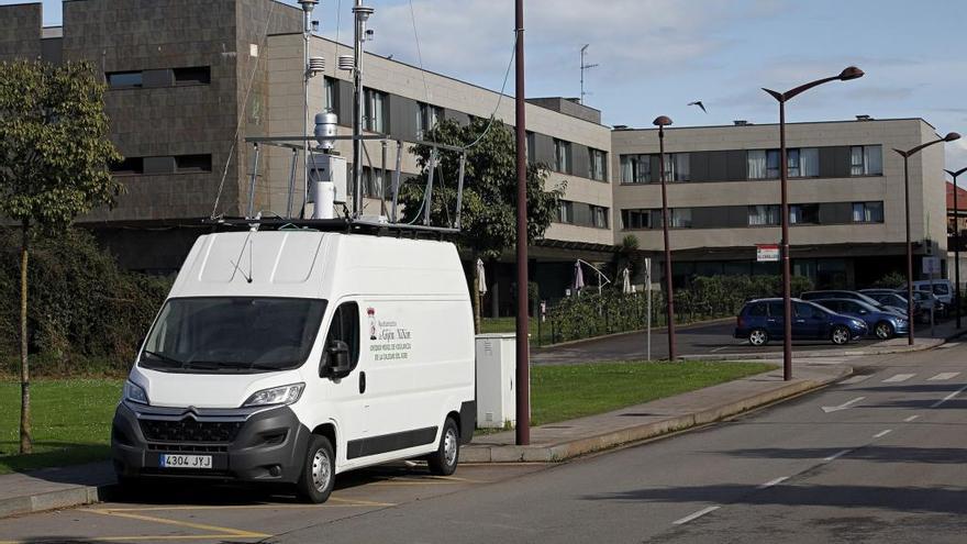 La unidad móvil  del Ayuntamiento para medir la contaminación, estacionada en El Lauredal.