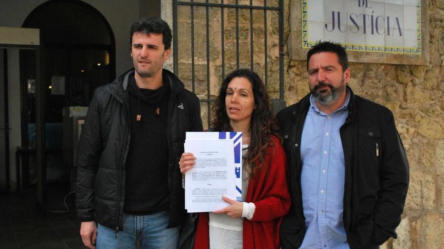 Los tres portavoces municipales del ayuntamiento de Artà con la demanda