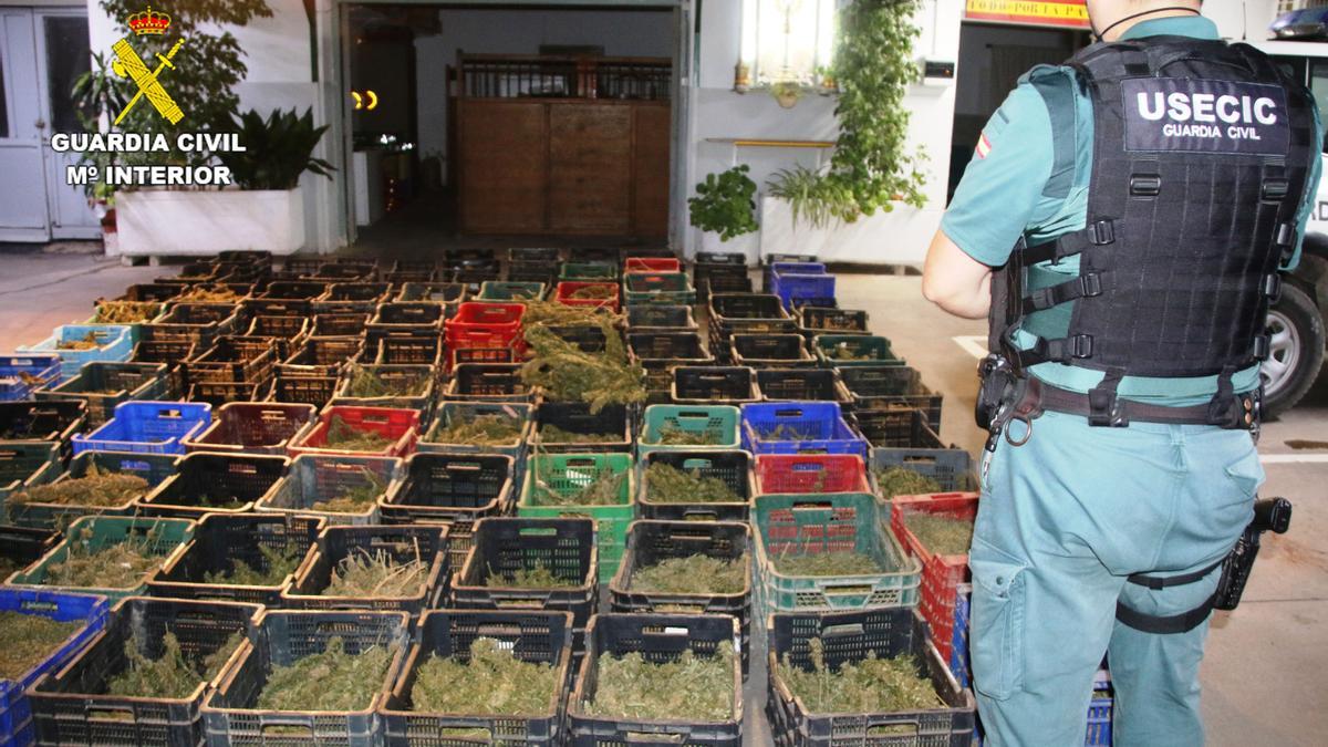 Un agente custodia las cajas halladas con marihuana.