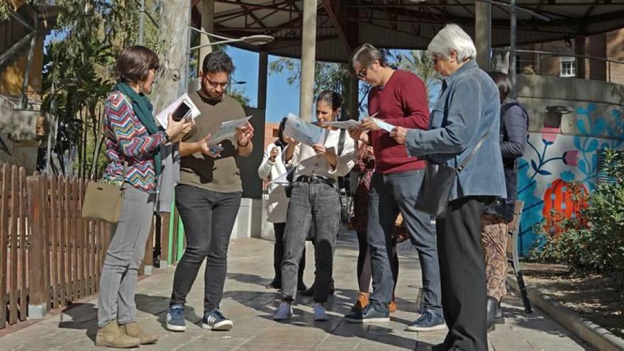 Un grupo de vecinos y sanitarios visitan el barrio para conocer su elementos saludables.