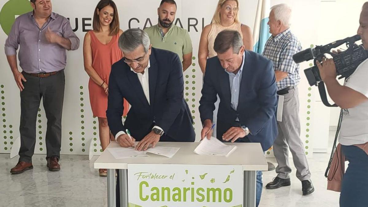 Román Rodríguez y Francisco Perera firman el acuerdo e integración.