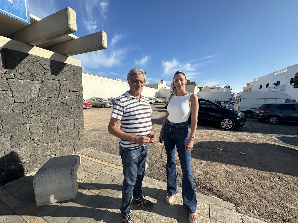 Servando Pérez y Sheila Guillén, en el solar de calle Ico, en Argana Baja, donde se instalará una gasolinera, según NC BC