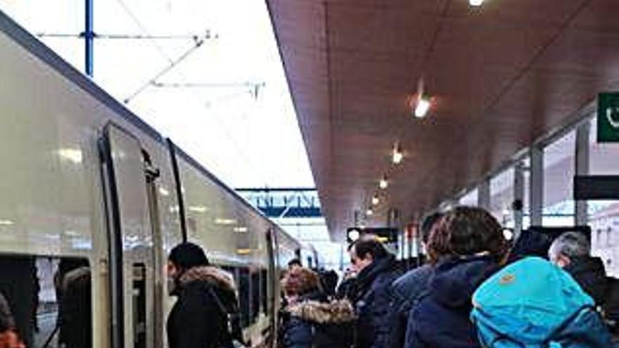 Viajeros cogen el tren en la estación de Zamora.