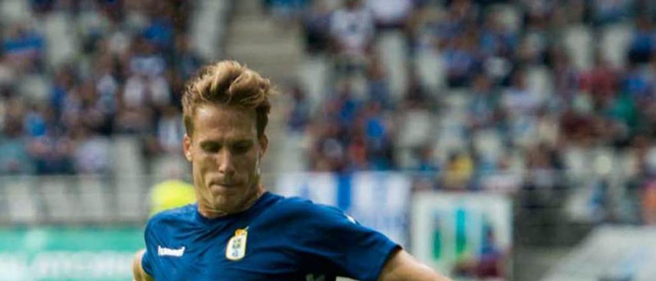 Néstor Susaeta golpea el balón durante el partido del Oviedo ante el Lugo, en el Tartiere.