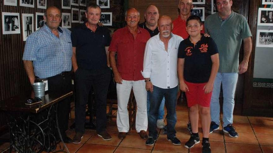 Francisco Alba, Ángel Rodríguez, José Luis Naves, Javier Méndez, Dacal, José Luis Argüelles, Víctor Fernández y César Fernández, ante las fotos de la exposición &quot;Boxeo en Carreño&quot;.