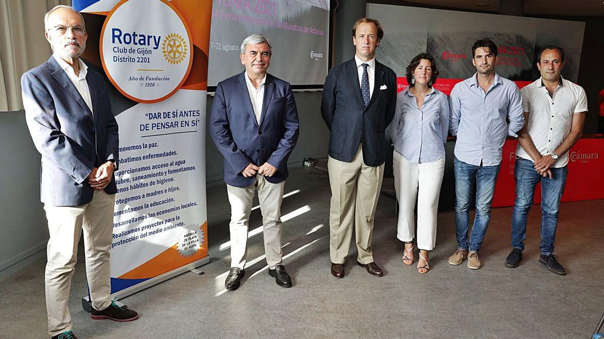 Por la izquierda, Alfredo Álvarez, Mariano Marín, Álvaro Alonso, María del Cobre Carballo, José María Cabezudo y Emilio Díaz, ayer, en la presentación del proyecto. En los círculos, recreación de la capilla tras la reforma y su aspecto actual. | Juan Plaza