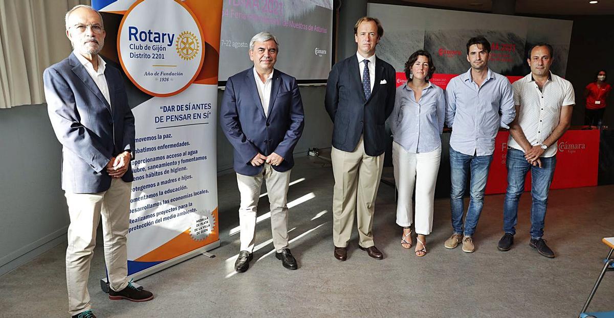 Por la izquierda, Alfredo Álvarez, Mariano Marín, Álvaro Alonso, María del Cobre Carballo, José María Cabezudo y Emilio Díaz, ayer, en la presentación del proyecto. En los círculos, recreación de la capilla tras la reforma y su aspecto actual. | Juan Plaza