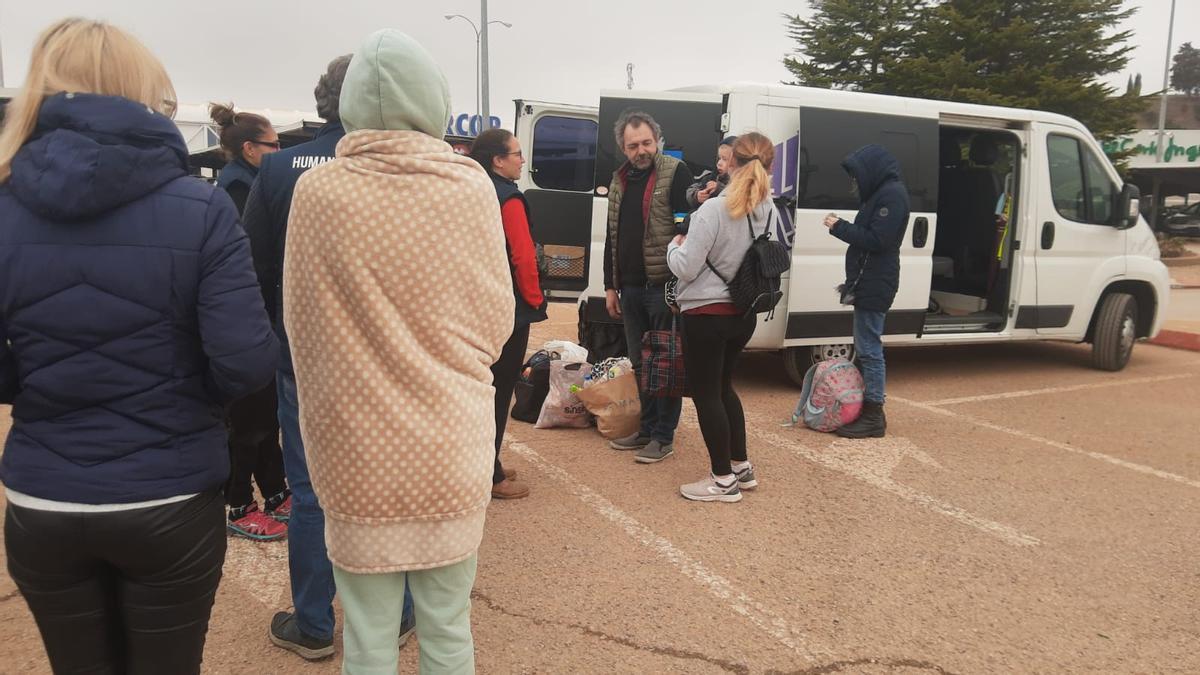 Reencuentro familiar a las afueras de Burgos. Una familia se separa de la comitiva y se dirige a Madrid.