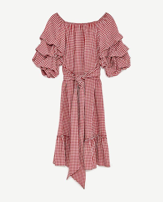 Zara desnuda los hombros: Vestido vichy con manga de volantes (39,95 euros).