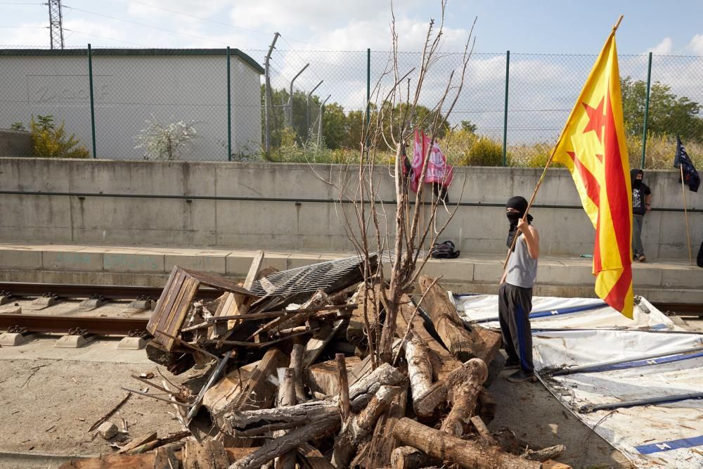 Tallen les vies del tren i el TAV a l'Avellaneda i fan barricades