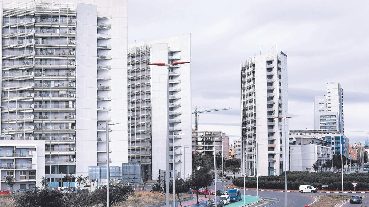 Edificios de viviendas en Parc Central de Torrent con la estación de metro al fondo a la derecha.